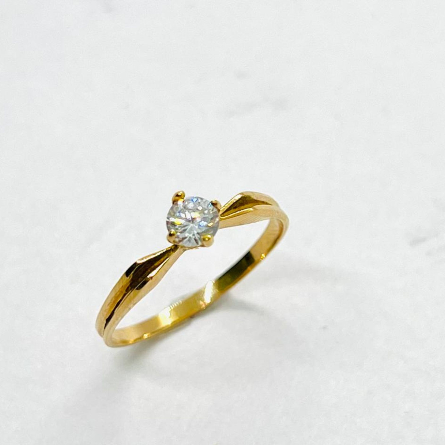 Oro 18k Anillo Solitario 4 grifas con laterales levantados