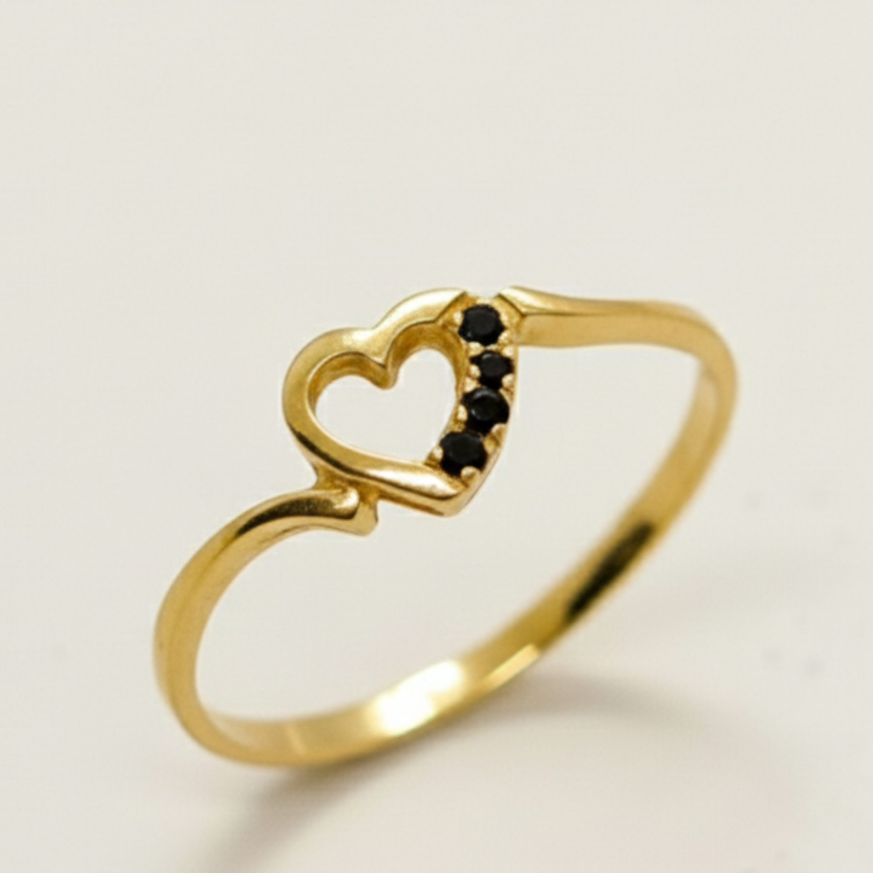 Anillo Corazon Pequeño con 3 Cristales Oro 18k