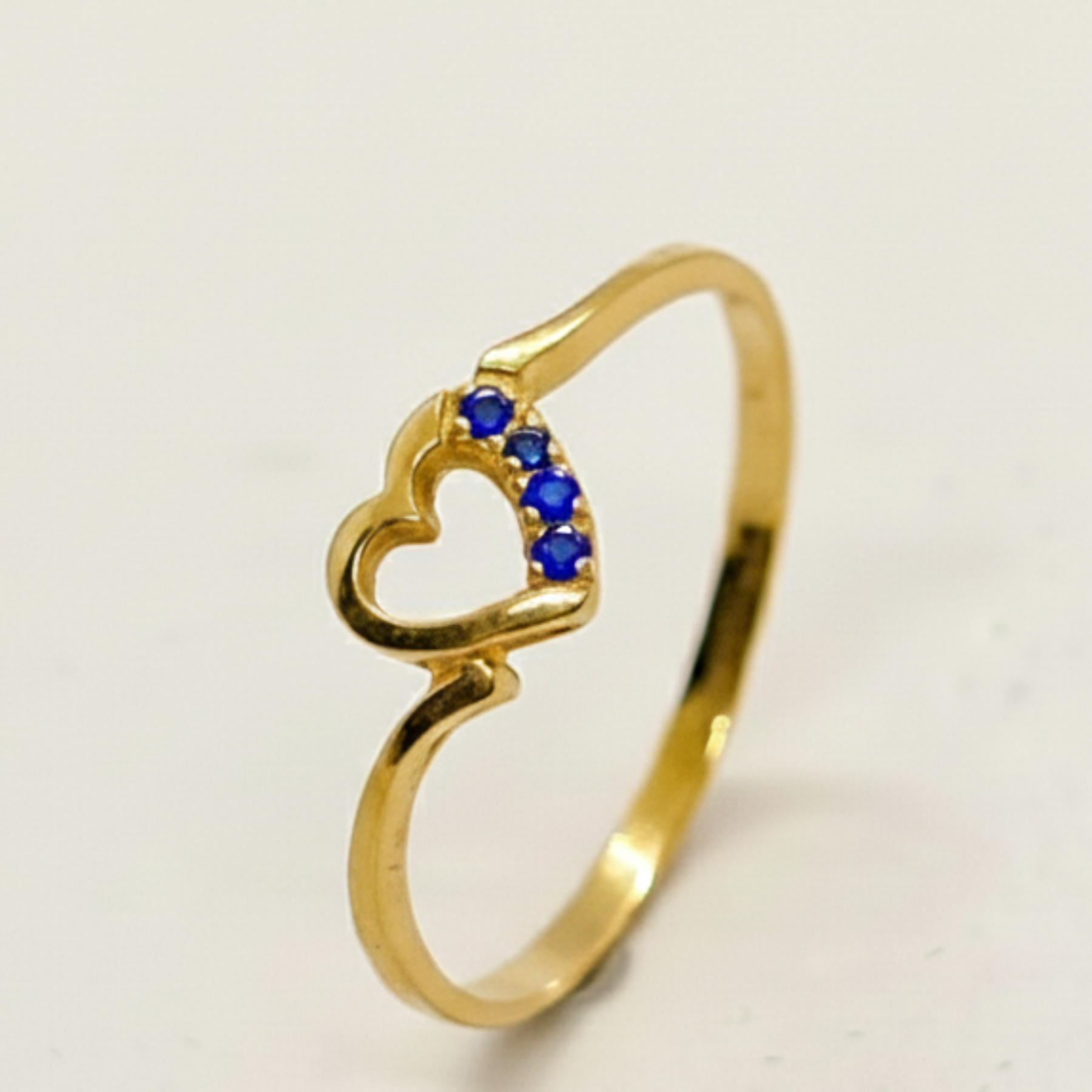 Anillo Corazon Pequeño con 3 Cristales Oro 18k