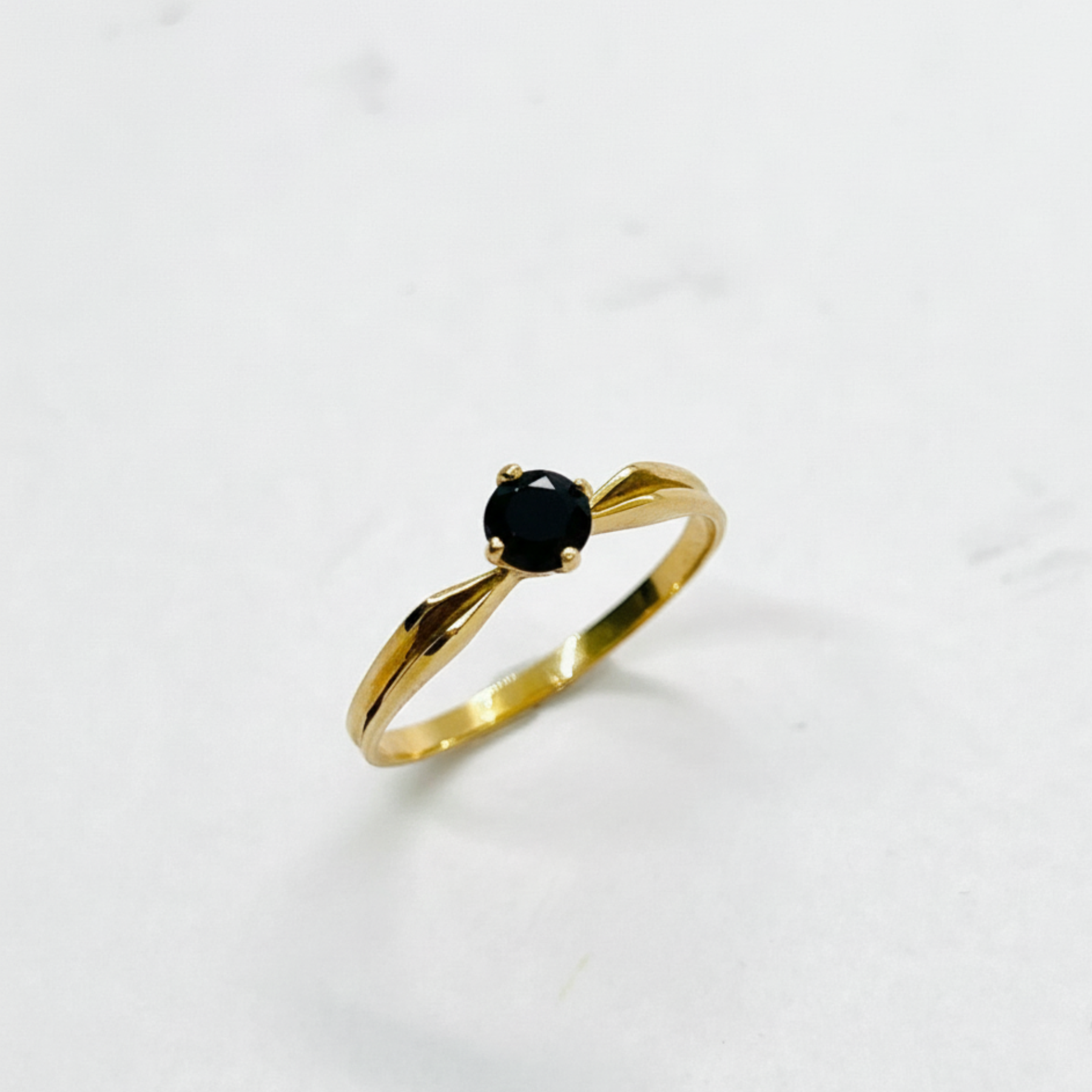 Oro 18k Anillo Solitario 4 grifas con laterales levantados