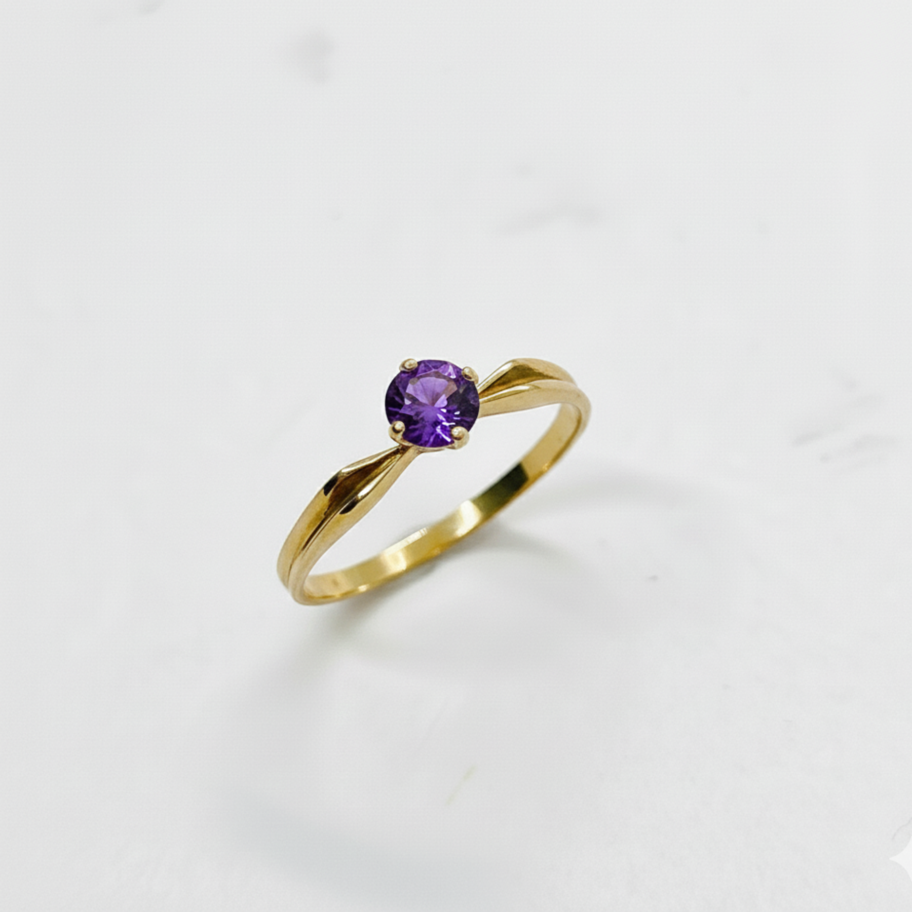 Oro 18k Anillo Solitario 4 grifas con laterales levantados