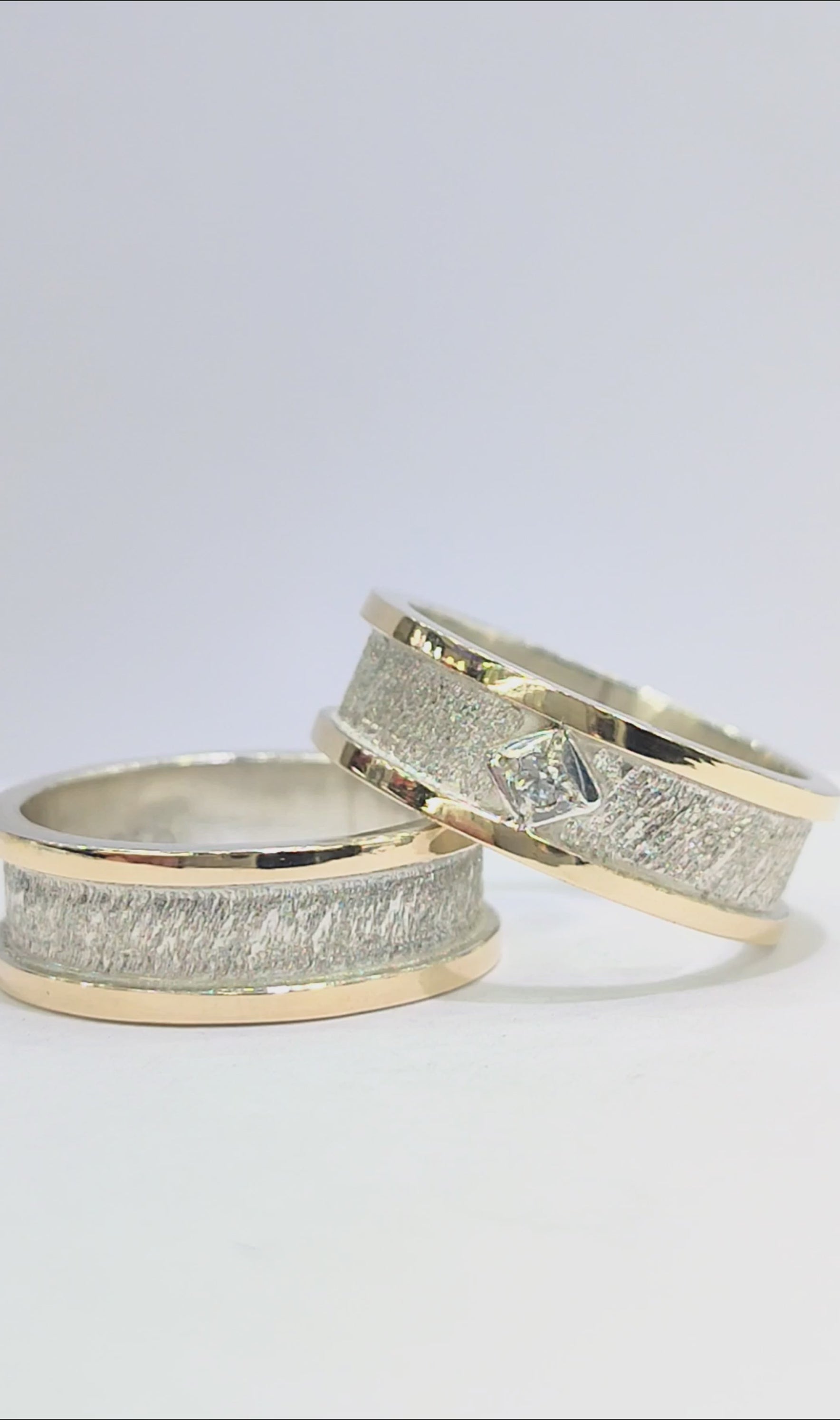 Argollas de Matrimonio Planas con Arenado 7mm Plata Nacional con aplicaciones de Oro 14k