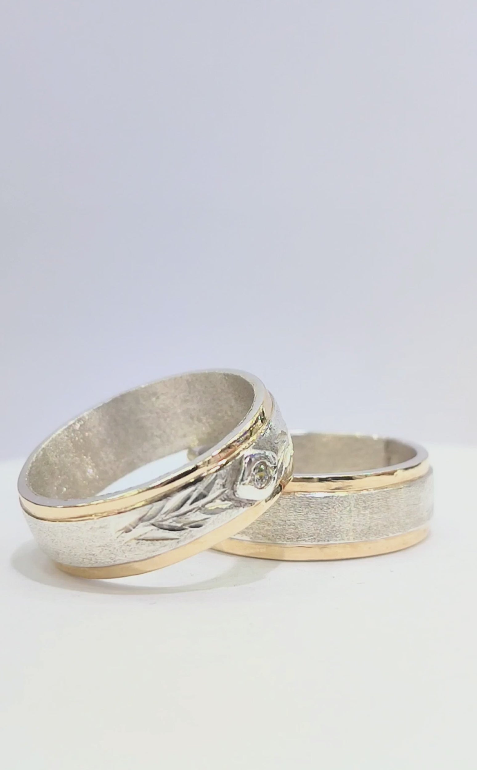 Argollas de Matrimonio Planas Satinadas 7mm Plata Nacional con aplicaciones de Oro 14k