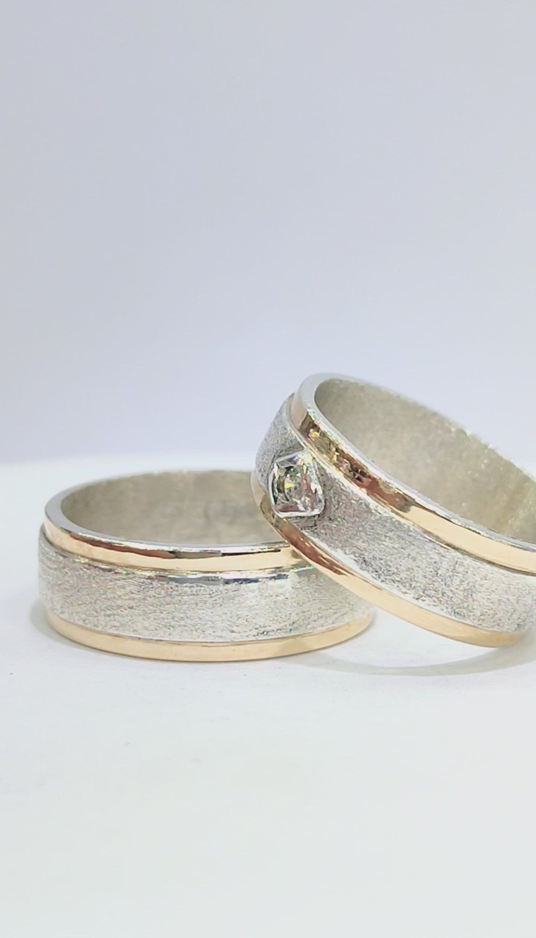 Argollas de Matrimonio Planas Satinadas 7mm Plata Nacional con aplicaciones de Oro 14k