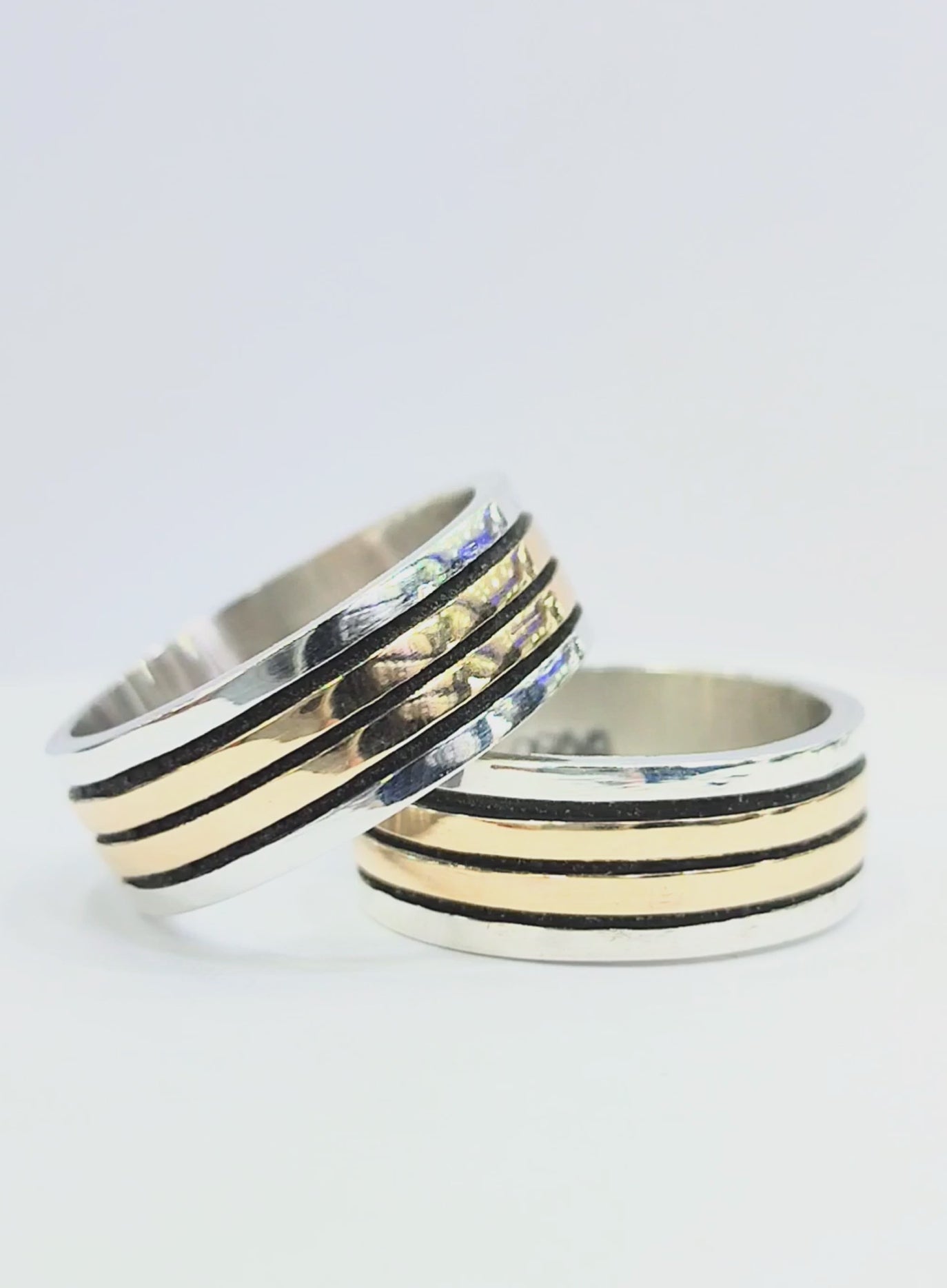 Argollas de Matrimonio Planas Doble corrida 7mm Plata Nacional con aplicaciones de Oro 14k