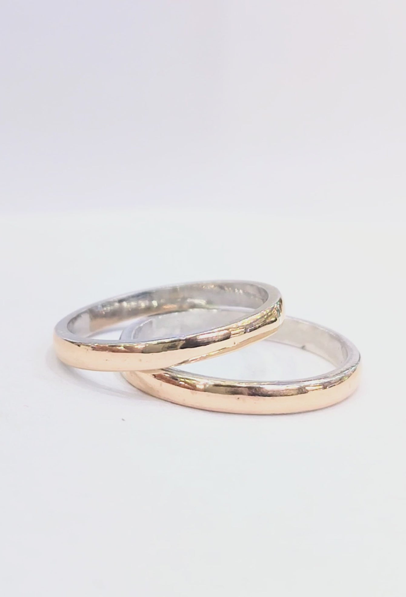 Argollas Ilusiones de Matrimonio Media Caña 2mm Plata Nacional con aplicaciones de Oro 14k